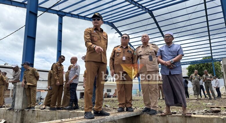 Wali Kota Malang, Wahyu Hidayat saat meninjau lahan untuk relokasi pedagang Pasar Induk Gadang. (blok-a.com / M Berril Labiq)
