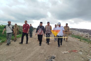 Bupati Malang, HM Sanusi saat mengecek TPA Poncokusumo beberapa waktu lalu (blok-a.com / Yogga Ardiawan)