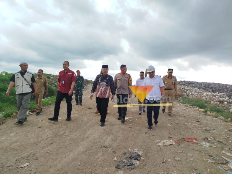 Bupati Malang, HM Sanusi saat mengecek TPA Poncokusumo beberapa waktu lalu (blok-a.com / Yogga Ardiawan)