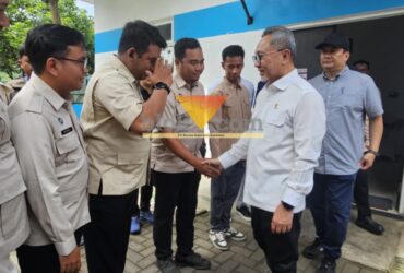 Menteri Koordinator Bidang Pangan, Zulkifli Hasan didampingi Sekda Kabupaten Malang, Budiar saat mengunjungi SPPG Mangunrejo (blok-a.com / Yogga Ardiawan)