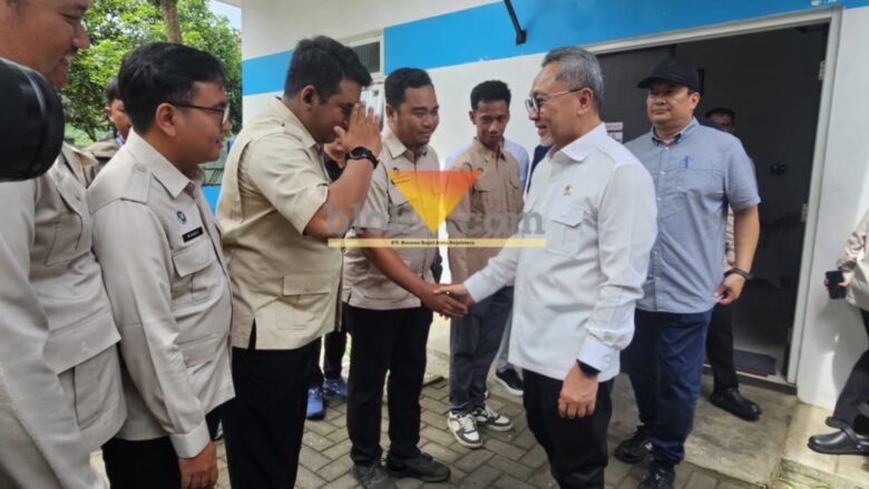 Menteri Koordinator Bidang Pangan, Zulkifli Hasan didampingi Sekda Kabupaten Malang, Budiar saat mengunjungi SPPG Mangunrejo (blok-a.com / Yogga Ardiawan)
