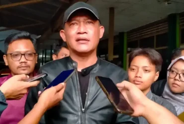 Mohammad Trijanto dari Revolutionary Law Firm, mendapingi warga untuk audensi bersama Perum Perhutani. (blok-a.com/Fajar)