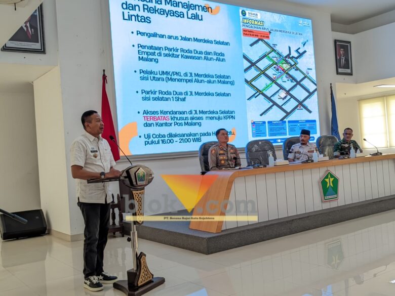 Wali Kota Malang, Wahyu Hidayat dalam rapat bersama Forum Lalu Lintas dan Angkutan Jalan (blok-a.com / Yogga Ardiawan)