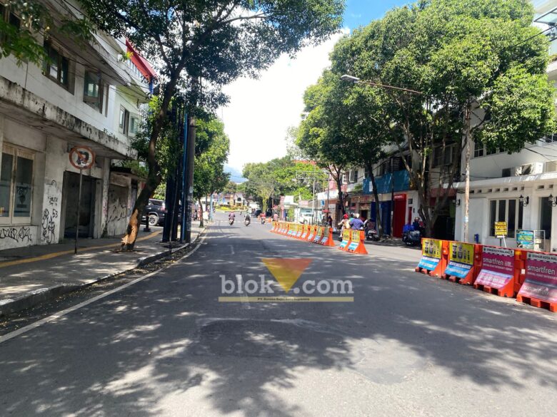 Kondisi Jalan Semeru yang minim lahan parkir dan sering menimbulkan kemacetan. (blok-a.com / M Berril Labiq)