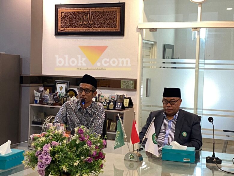 Wakil Rektor IV, Dr. Hasan Zayadi saat menjelaskan promo untuk calon mahasiswa baru Unisma. (blok-a.com / M Berril Labiq)