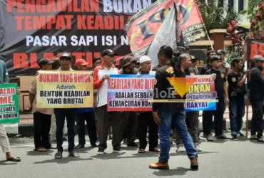 Ratusan massa GPI menggelar aksi unjuk rasa di depan Kantor Pengadilan Negeri Blitar. (blok-a.cpm/Fajar)