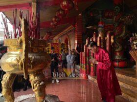 Umat Tridharma saat menjalankan sembahyang pada momen Tahun Baru Imlek 2026. (blok-a.com / M Berril Labiq)