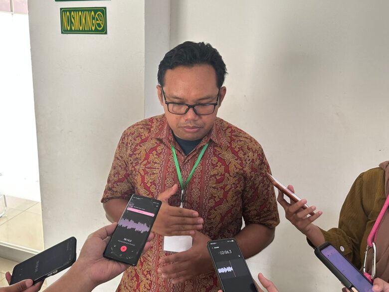 Dosen Pendidikan Matematika UNISMA, Isbadar Nursit, sebagai panitia penyelenggara Event Liga Matematika Santri Nusantara(blok-a.com/zul)