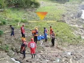Proses evakuasi mayat pria yang ditemukan di Sungai Blobo, Kecamatan Bululawang, Kabupaten Malang (blok-a.com / Yogga Ardiawan)