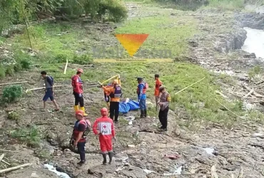 Proses evakuasi mayat pria yang ditemukan di Sungai Blobo, Kecamatan Bululawang, Kabupaten Malang (blok-a.com / Yogga Ardiawan)