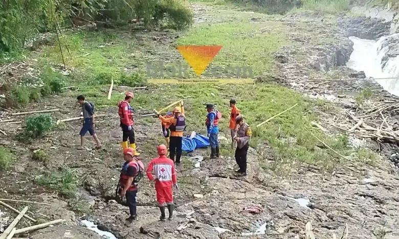 Proses evakuasi mayat pria yang ditemukan di Sungai Blobo, Kecamatan Bululawang, Kabupaten Malang (blok-a.com / Yogga Ardiawan)