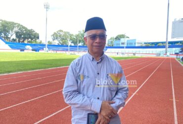 KH Isroqunnajah saat meninjau persiapan Mujahadah Kubro Harlah Satu Abad NU di Stadion Gajayana. (blok-a.com / M Berril Labiq)