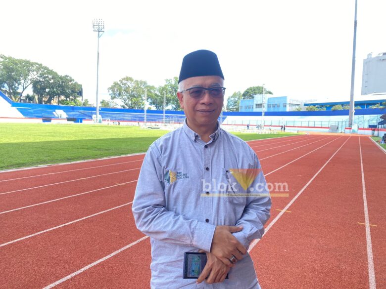 KH Isroqunnajah saat meninjau persiapan Mujahadah Kubro Harlah Satu Abad NU di Stadion Gajayana. (blok-a.com / M Berril Labiq)