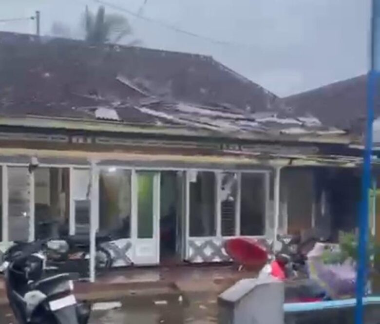 Cuaca ekstrem di Bantur rusak belasan rumah warga (BPBD)
