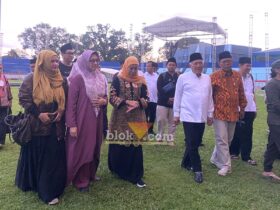 Gubernur Jatim, Khofifah Indar Parawansa saat meninjau Stadion Gajayana jelang Mujahadah Kubro. (blok-a.com / M Berril Labiq)
