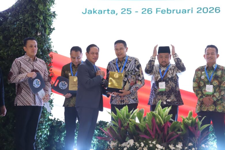 Wali Kota Malang, Wahyu Hidayat saat menerima penghargaan Sertifikat Menuju Kota Bersih 2026. (pro)