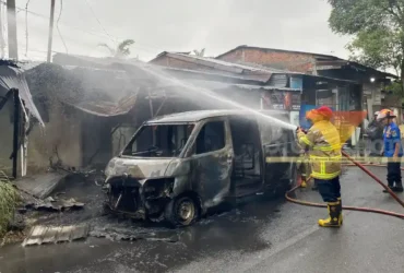 Proses pemadaman kebakaran mobil di Jalan Tenaga Utara, Kecamatan Blimbing, Kota Malang, Selasa (24/2/2026) (blok-a/Bob Bimantara Leander)