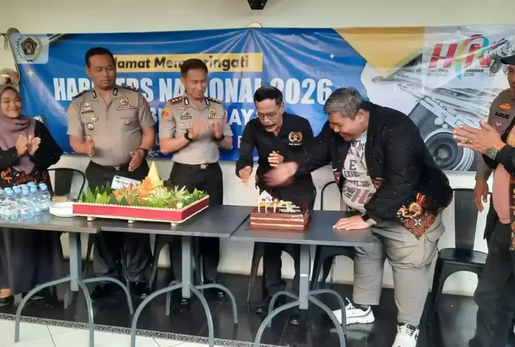 PWI Blitar Raya menggelar peringatan Hari Pers Nasional (HPN) 2026 yang dihadiri Kapolres Blitar Kota AKBP Kalfaris Triwijaya Lalo. (blok-a.com/Fajar)