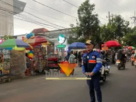 Kepala Dishub Kota Malang, Widjaja Saleh Putra saat meninjau lokasi PKL di Alun-alun Malang (blok-a.com / Yogga Ardiawan)
