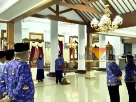 Bupati Blitar Rijanto melantik delapan pejabat baru di Pendopo Ronggo Hadi Negoro (RHN), Kamis (12/2/2026) malam. (Blok-a.com/Fajar)