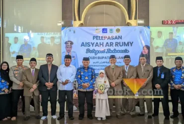 Pelepasan Aisyah Ar-Rumy, santri yang mewakili Indonesia festival di Dubai, Qatar (blok-a.com / Yogga Ardiawan)