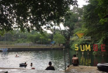 wisata air Sumber Sirah saat long weekend dibanjiri pengunjung, pada Jumat (2/05/2023) (Blok-a.com/Putu Ayu Pratama S)