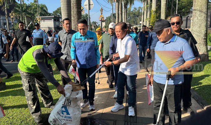 Turun Langsung Pungut Sampah, Menteri LH Dorong Gerakan Korve di Malang