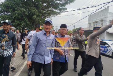 Menteri Lingkungan Hidup, Hanif Faisol Nurrafiq (kiri) bersama Bupati Malang, HM Sanusi saat meninjau calon lokasi PSEL di Pakis, Kabupaten Malang (blok-a.com / Yogga Ardiawan)