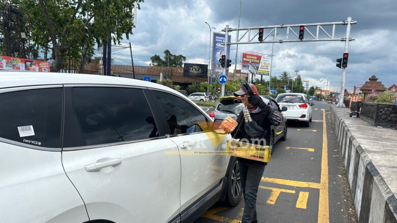 Abdul Qodir, pedagang asongan saat berjualan di sekitar underpass Karanglo (blok-a.com / Berril)