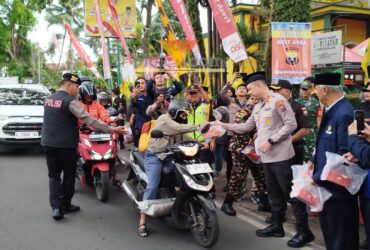 Peninjauan rest area Senkom Mitra Polri dan pembagian takjil oleh Kapolres Malang, AKBP Muhammad Taat Resdi (blok-a.com / Yogga Ardiawan)