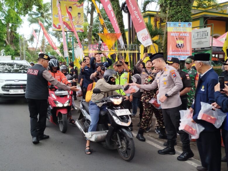 Peninjauan rest area Senkom Mitra Polri dan pembagian takjil oleh Kapolres Malang, AKBP Muhammad Taat Resdi (blok-a.com / Yogga Ardiawan)
