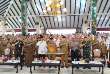 Mensos RI, Gus Ipul (baju putih) bersama Bupati Malang, HM Sanusi saat berfoto bersama di Pendopo Agung Malang (blok-a.com / Yogga Ardiawan)