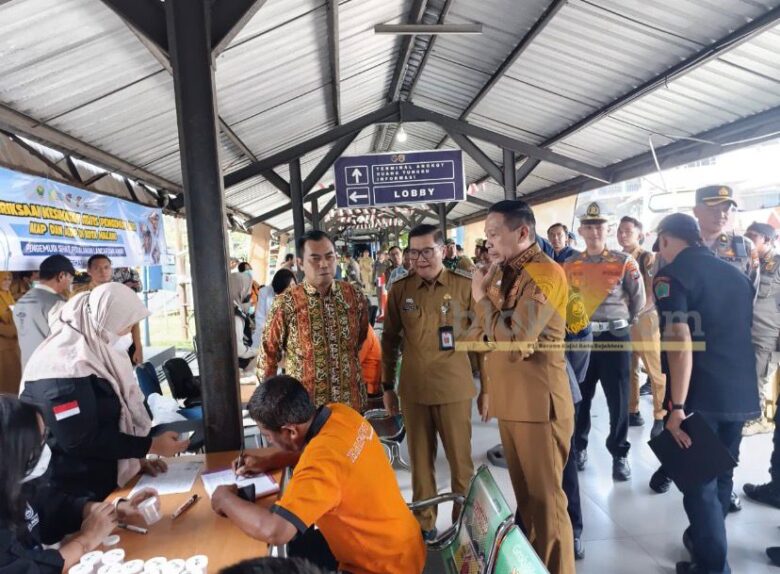Wali Kota Malang, Wahyu Hidayat saat memantau pemeriksaan kesehatan sopir jelang mudik Lebaran di Terminal Arjosari, Selasa (10/3/2026) (blok-a/Bob Bimantara Leander)