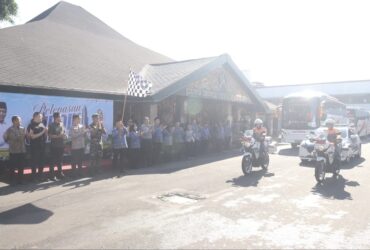 Pelepasan peserta mudik gratis yang diinisiasi oleh Pemkab Malang (pro)