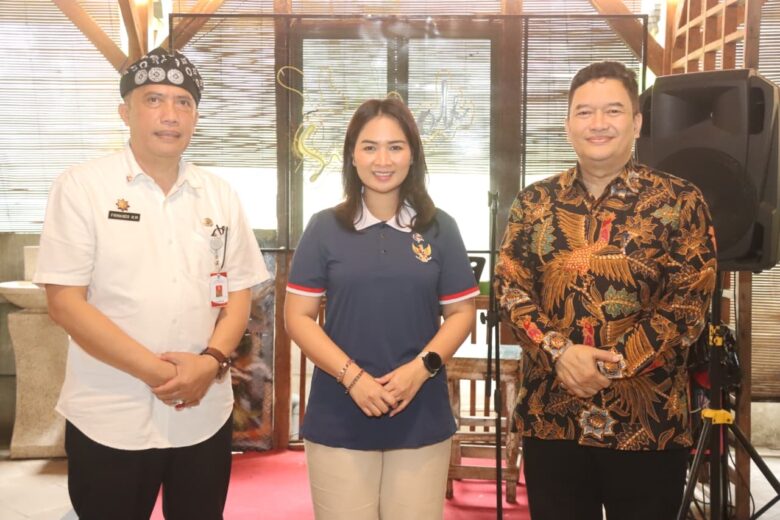 Kunjungan Wakil Menteri Pariwisata, Ni Luh Puspa (tengah) didampingi Sekda, Budiar (kanan) bersama Kepala Disparbud Kabupaten Malang, Firmando (prokopim)