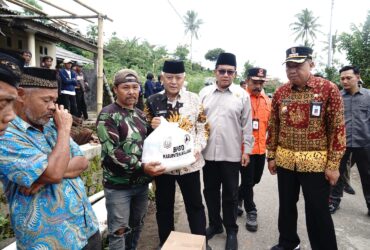 Penyerahan simbolis bantuan dari Pemkab Malang untuk para warga imbas puting beliung di Kabupaten Malang (prokopim)