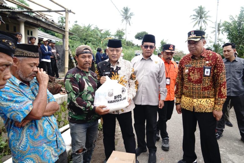 Penyerahan simbolis bantuan dari Pemkab Malang untuk para warga imbas puting beliung di Kabupaten Malang (prokopim)