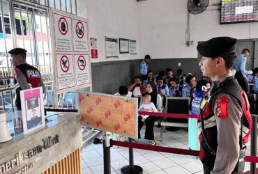 Petugas Polres Malang bersiaga untuk memberikan keamanan dan keamanan di transportasi publik jelang Lebaran (PolresMalang)