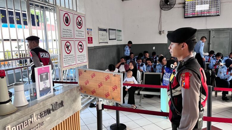 Petugas Polres Malang bersiaga untuk memberikan keamanan dan keamanan di transportasi publik jelang Lebaran (PolresMalang)
