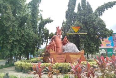 Patung Buto atau Monumen Juang 45 yang terletak di depan Stasiun Malang Kota Baru (blok-a.com / Yogga Ardiawan)