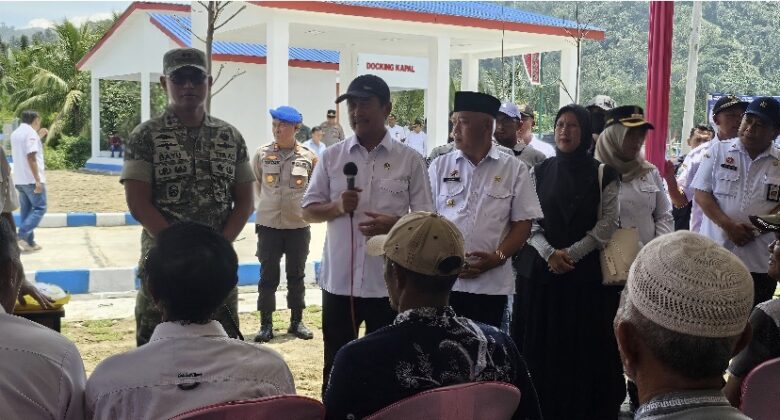 Menteri Kelautan dan Perikanan Sakti Wahyu Trenggono didampingi oleh Bupati Malang, HM Sanusi saat mengunjungi Kampung Nelayan Merah Putih (istimewa)