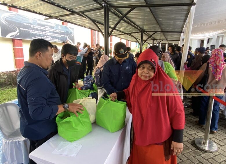 Warga mengambil paket sembako di Pasar Murah Pemkot Malang di Kantor Kejari Kota Malang, Kamis (12/3/2026) (blok-a/Bob Bimantara Leander)