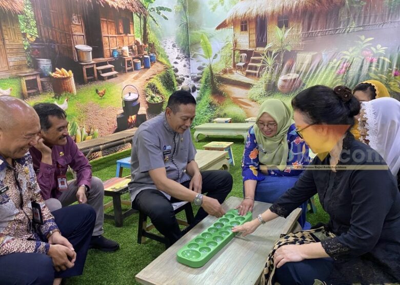 Wali Kota Malang, Wahyu Hidayat di spot “Desa Malang” di Matos, Kamis (12/3/2026) (blok-a/Bob Bimantara Leander)