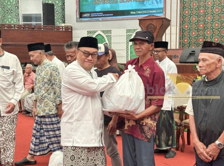 Prosesi penyerahan bantuan sembako oleh Rektor Unisma kepada para dhuafa (blok-a.com/zulkaria)
