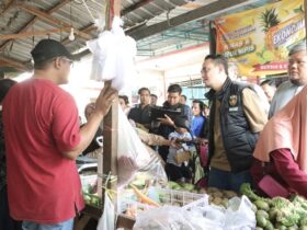 Teks: Satgas pangan polres Mojokerto saat sidak harga bahan pokok di pasar Kedungmaling, Sooko, Mojokerto.(Foto: Istimewa)