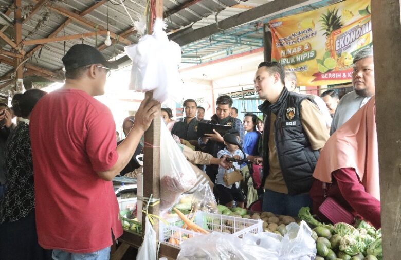 Teks: Satgas pangan polres Mojokerto saat sidak harga bahan pokok di pasar Kedungmaling, Sooko, Mojokerto.(Foto: Istimewa)