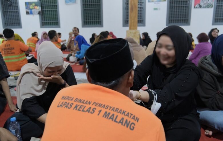Momen Bertemu Keluarga, Warga Binaan Lapas Malang Lepas Rindu Saat Bukber