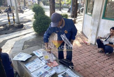 Kuswadi, agen sekaligus penjual koran di Kota Malang yang sudah berjualan selama 34 tahun. (blok-a.com / M Berril Labiq)