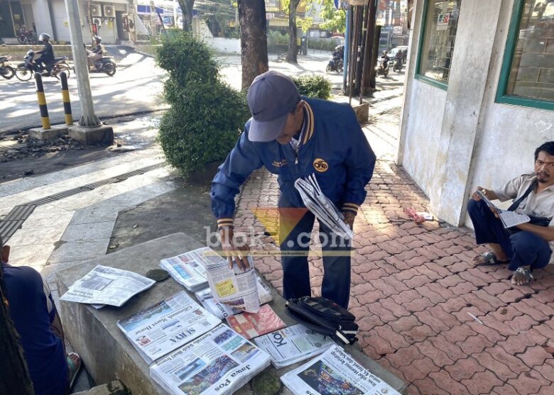 Kuswadi, agen sekaligus penjual koran di Kota Malang yang sudah berjualan selama 34 tahun. (blok-a.com / M Berril Labiq)