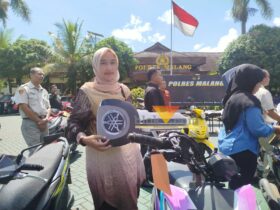 Fitri Cahyani, warga Pakisaji yang kehilangan motor dalam keadaan rusak dan dikembalikan dalam keadaan hidup (blok-a.com / Yogga Ardiawan)